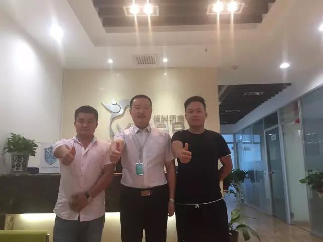 臺州、溫嶺、玉環(huán)代理商龔總和招商總監(jiān)合影