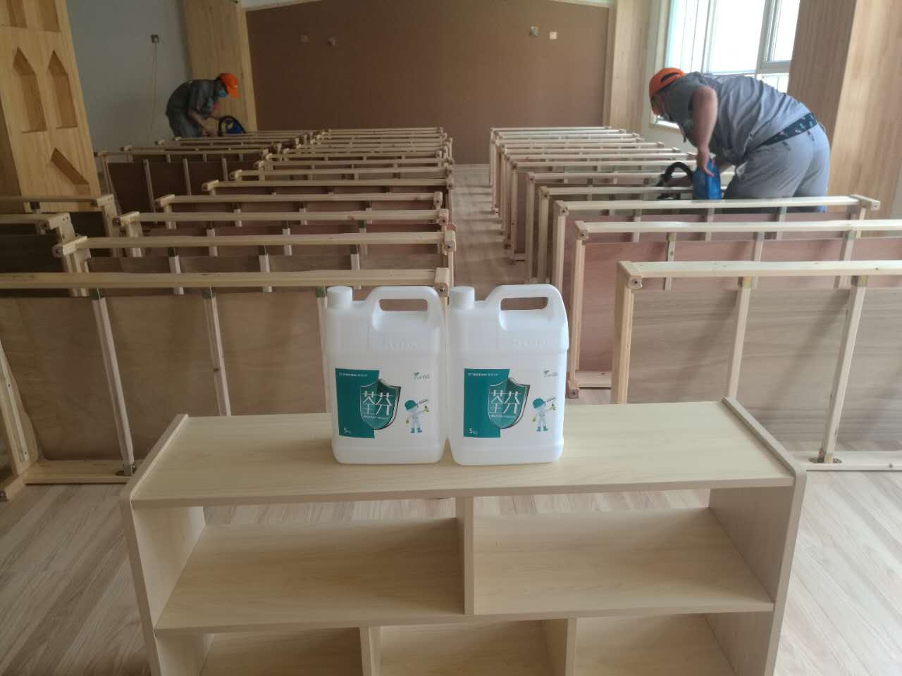 床架逐個(gè)施工中 床架逐個(gè)施工中