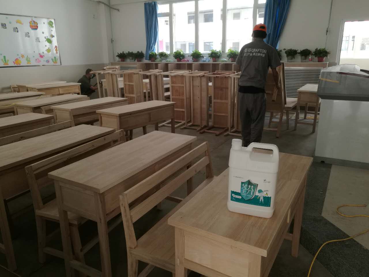 施工好的課桌放回原處 施工好的課桌放回原處