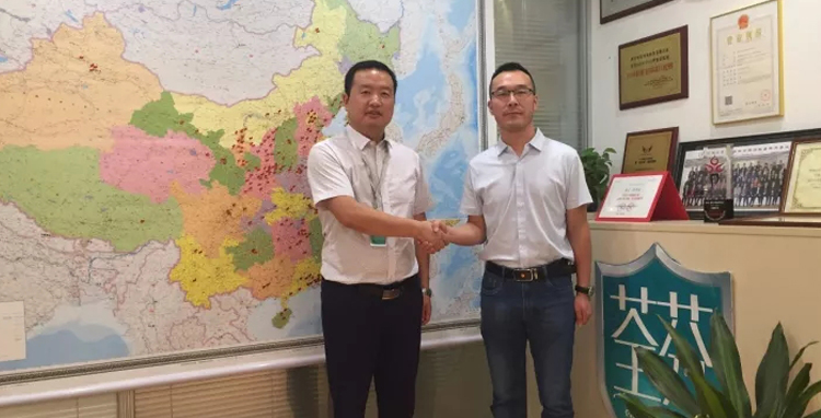 招商運(yùn)營總監(jiān)和昆明王總合影 招商運(yùn)營總監(jiān)和昆明王總合影