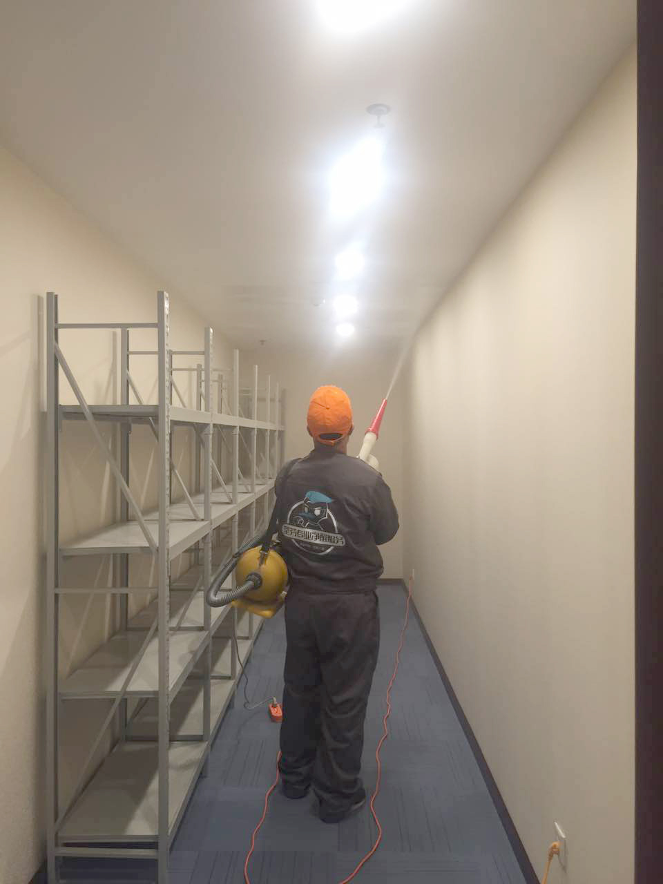 過(guò)道頂面墻面噴涂施工 過(guò)道頂面墻面噴涂施工