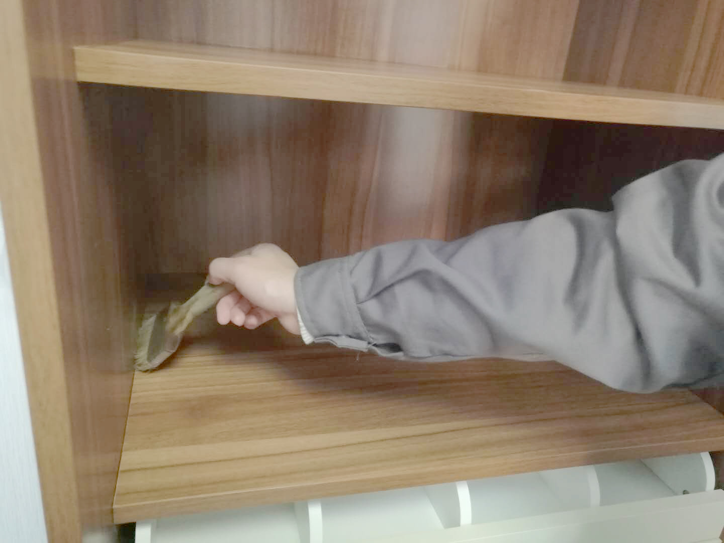 木柜縫隙處刷子精細(xì)化處理 木柜縫隙處刷子精細(xì)化處理