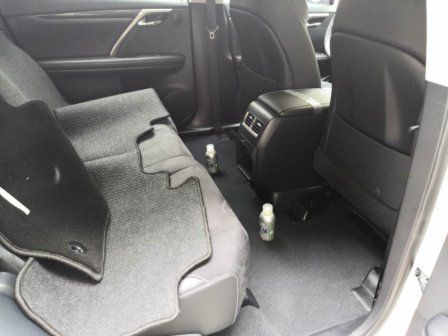 車(chē)內(nèi)準(zhǔn)備2瓶車(chē)寶治理