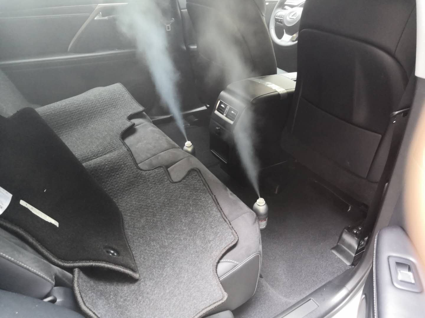 車(chē)寶打開(kāi)自動(dòng)噴向空中治理