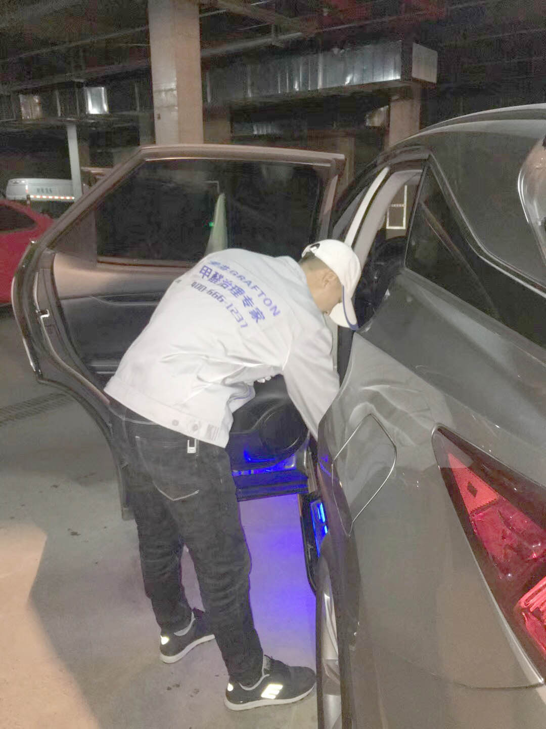 前排座椅腳墊全方位噴涂治理 前排座椅腳墊全方位噴涂治理