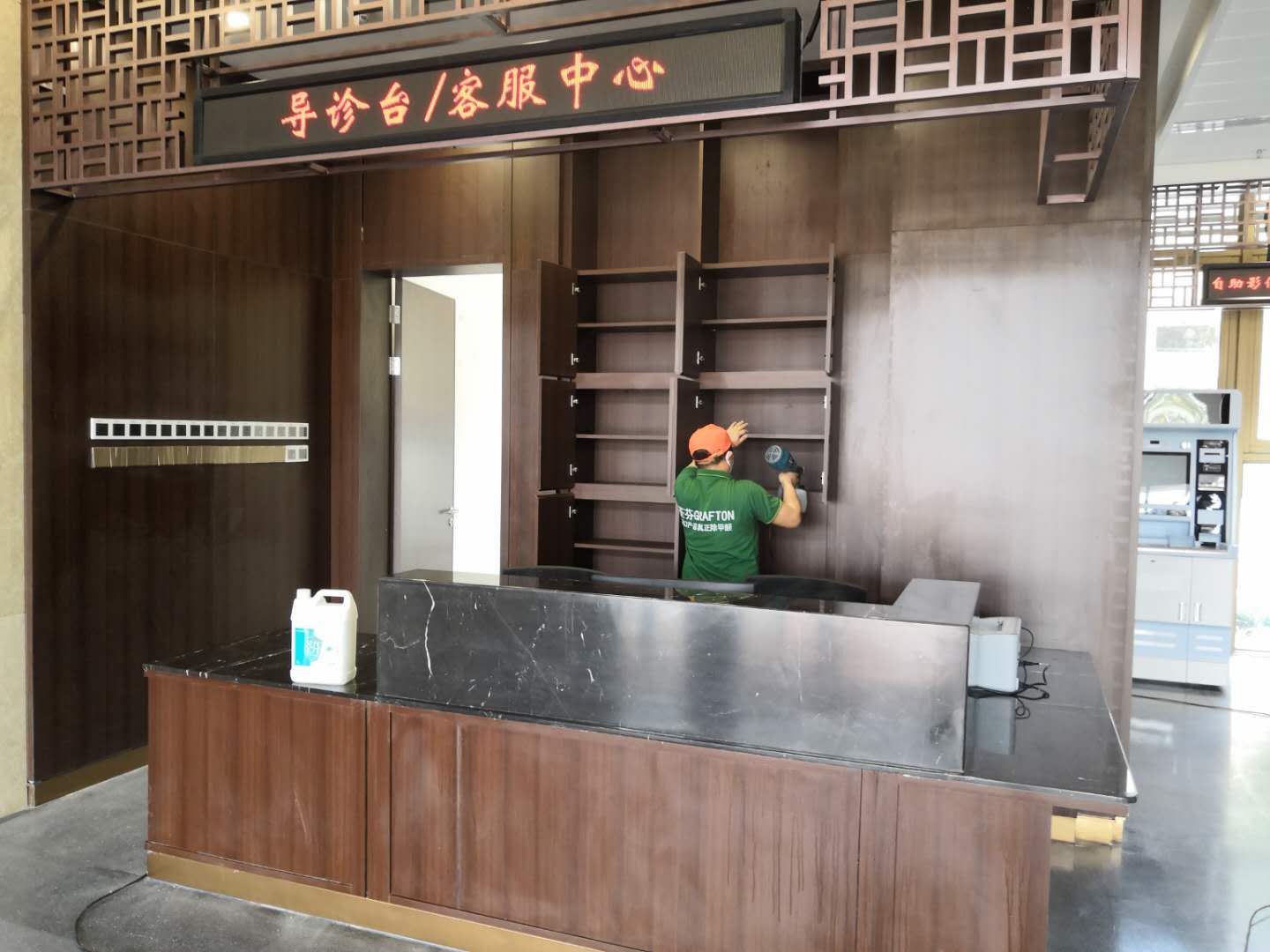 醫(yī)院導(dǎo)診臺全方位噴涂施工 醫(yī)院導(dǎo)診臺全方位噴涂施工