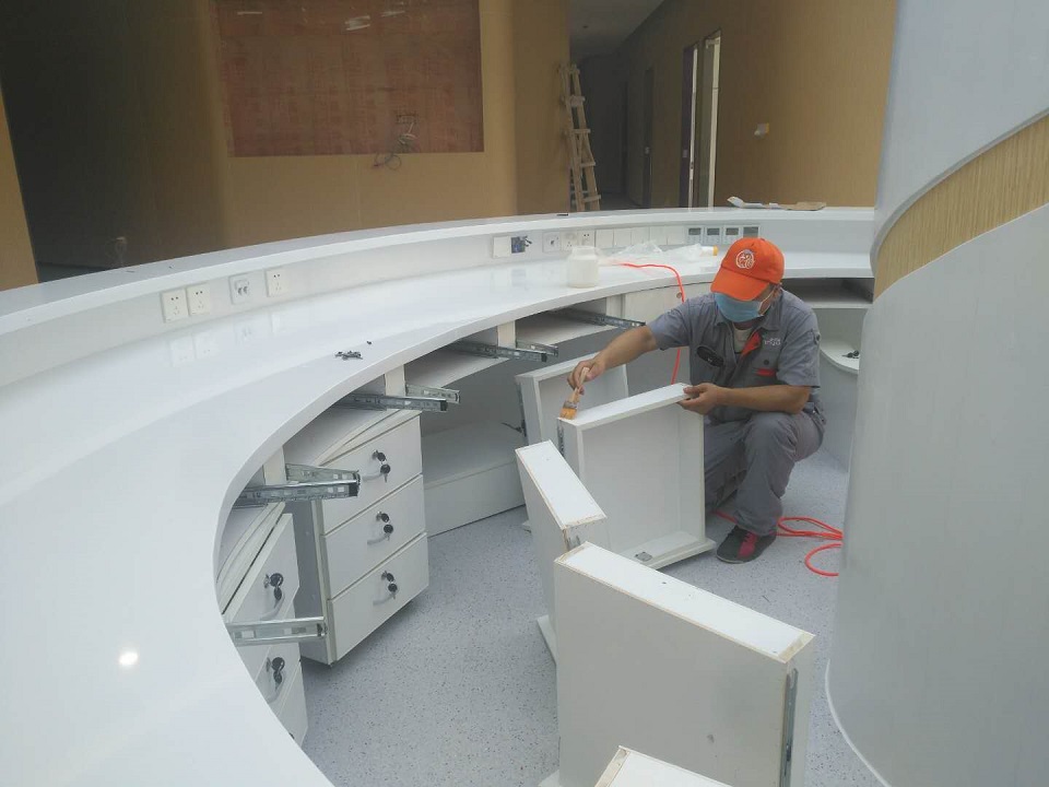 醫(yī)院柜子刷子全方位涂抹施工