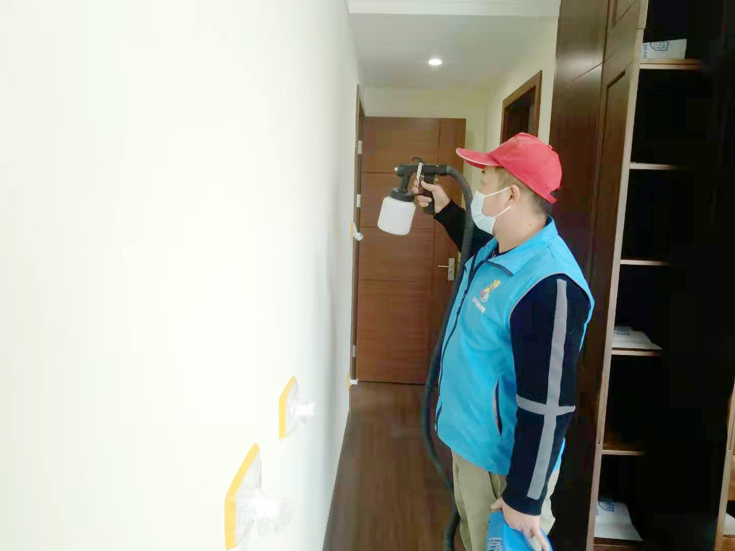 客餐廳墻面頂面噴槍施工甲醛治理 客餐廳墻面頂面噴槍施工甲醛治理